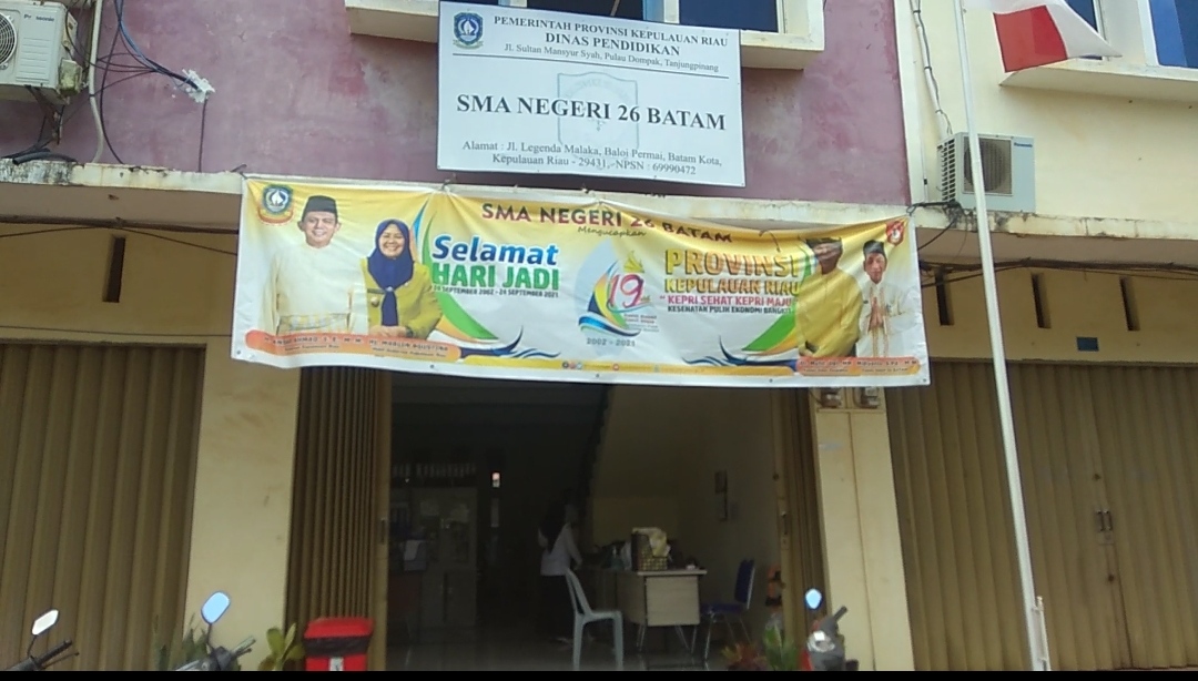 Ruang kepala sekolah dan majelis guru yang masih menyewa di ruko Botania 1./F_ gokepri.com
