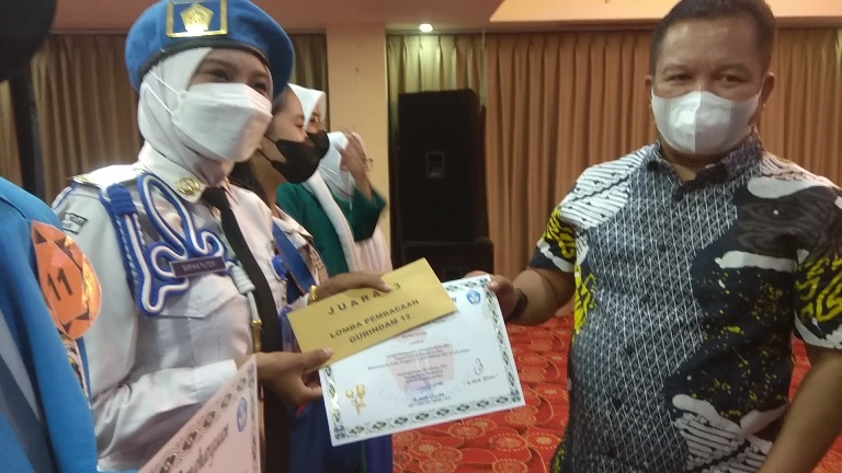 Kabid Pembinaan SMK Disdik Provinsi Kepri, Dian Utama SE,MH, menyerahkan hadiah kepada juara lomba Pidato Bahasa Inggris dan Pembacaan Gurindam 12, di Golden View Hotel Batam, Kamis (28/10/2021)./F_gokepri.com
