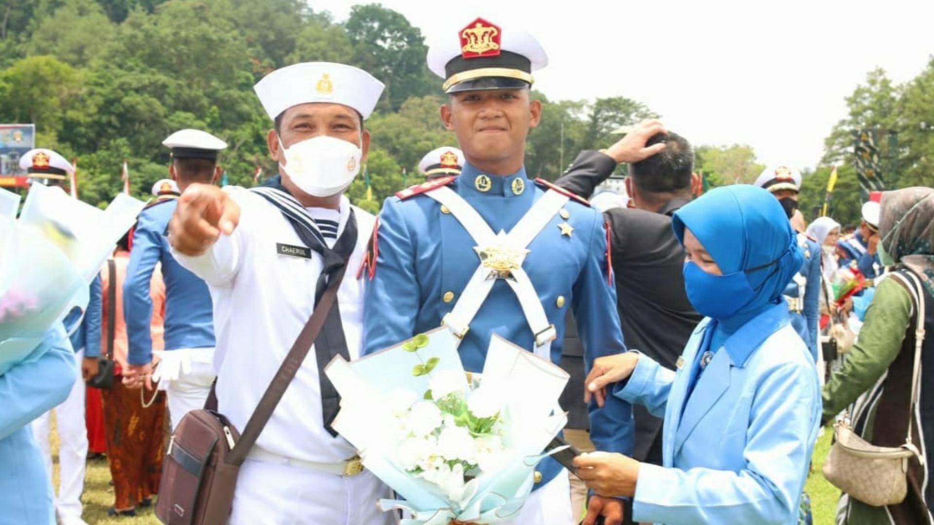 Rifki Ahmad Darmawan menjalani wisuda Calon Prajuit dan Bhayangkara Taruna (Prabhatar) Akademi TNI dan Akpol Tahun 2021.