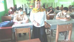 Tim Prokes SMAN 14 Batam mengecek kelengkapan prokes saat siswa sedang mengikuti pembelajaran tatap muka di dalam kelas, Rabu (13/10). Penerapan prokes di sekolah ini cukup ketat./f_gokepri.com