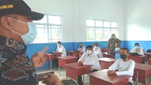 Ketua Tim Satgas Kecamatan Sagulung, Dr Jamil SH MH bersama Satpol PP, memberikan arahan kepada siswa-siswi di SMKN 5 Batam pada saat sidak PTM di sekolah tersebut,Kamis (14/10) pagi./F_ gokepri.com