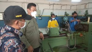 Kepala Sekolah SMKN 5 Batam, Agus Sahrir, MPd, meninjau siswa praktek di Workshop Jurusan Teknik Pemesinan Kapal. Setiap jurusan diterapkan SMKN 5 Batam memiliki Workshop cukup lengkap sesuai standar industri./ F_ gokepri.com