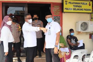 Sekretaris Daerah (Sekda) Kota Batam, Jefridin Hamid meninjau vaksinasi di Mapolsek Belakangpadang, Rabu (13/10/2021).