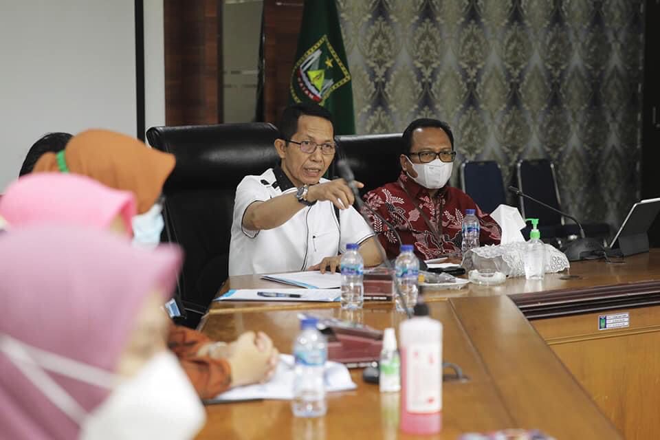 Wakil Wali Kota Batam Amsakar Achmad memimpin rapat TPID