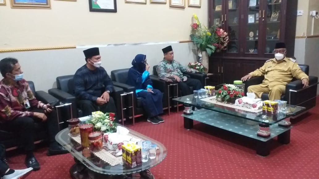 Walikota Tidore Kepulauan, Capt Ali Ibrahim menerima kunjungan silaturahmi tim Baznas Kota Batam di ruang kerjanya.