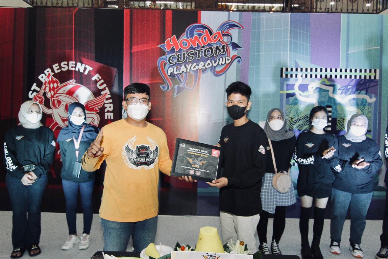 Deklarasi Scooter Genio Batam ditandai dengan pemotongan tumpeng.