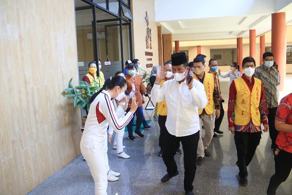 Wali Kota Batam, Muhammad Rudi, meninjau langsung pelaksanaan vaksinasi di Vihara Duta Maitrey, Sabtu (2/10/2021).