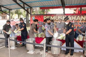 Satresnarkoba Polresta Barelang memusnahkan barang bukti sabu di halaman Gedung Satresnarkoba Polresta Barelang, Rabu (6/10/2021).