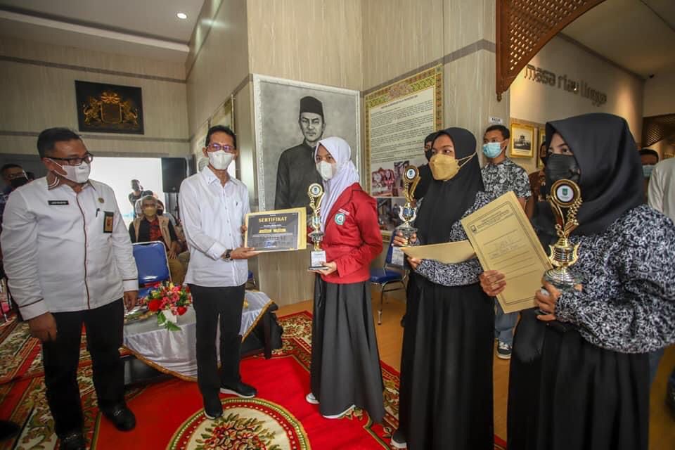Wakil Wali Kota Batam, Amsakar Achmad menyerahkan hadiah kepada pemenang lomba baca puisi dan fotografi Musem Batam Raja Ali Haji.