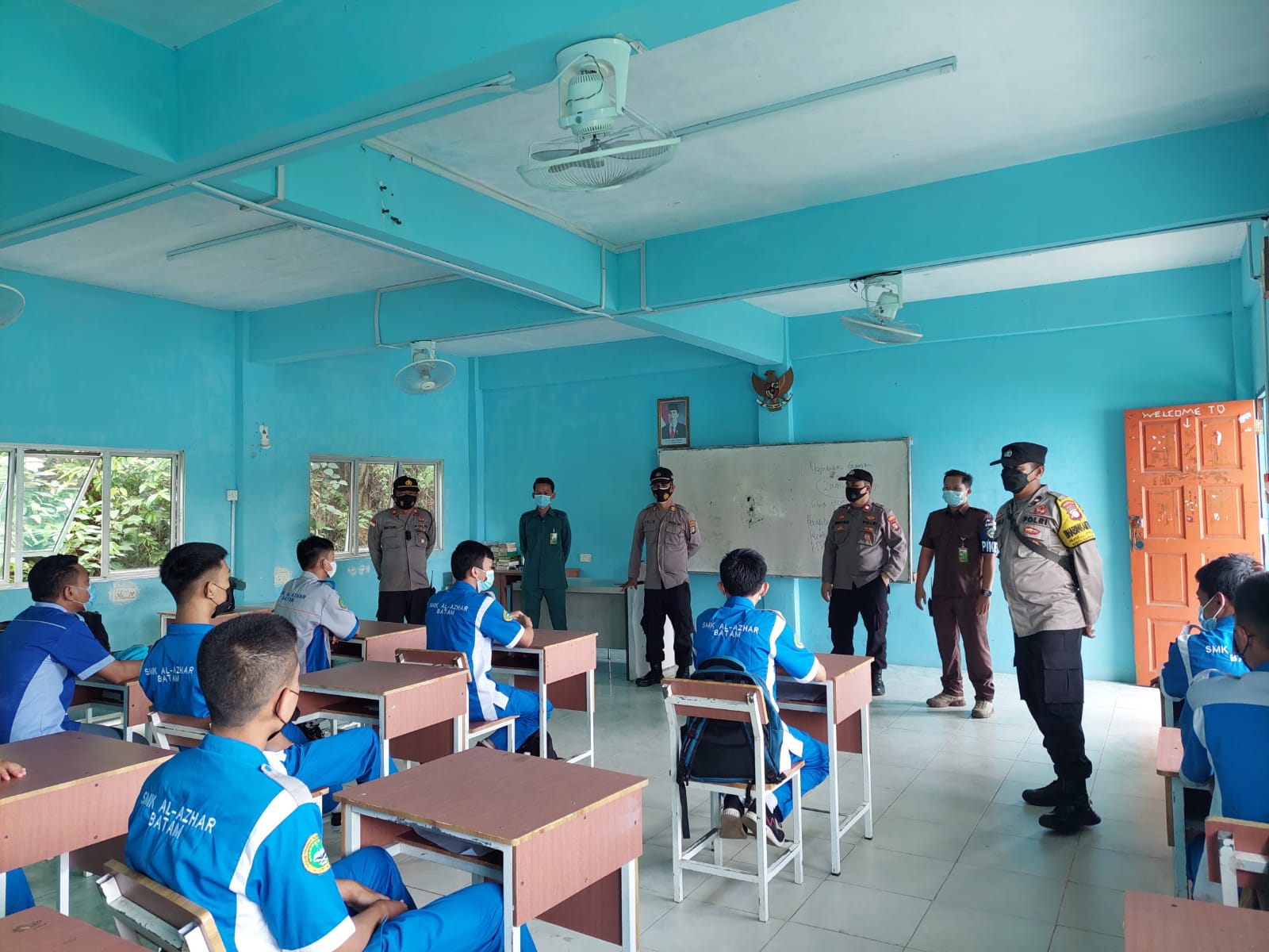 Polsek Lubuk Baja melakukan monitoring dengan mengunjungi beberapa sekolah yang melaksanakan belajar tatap muka, Sabtu (16/10/2021)