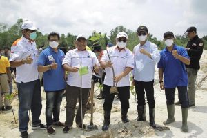Wakil Wali Kota Batam, Amsakar Achmad saat menghadiri penanaman 5.000 bibit mangrove di kawasan Kebun Raya Batam.