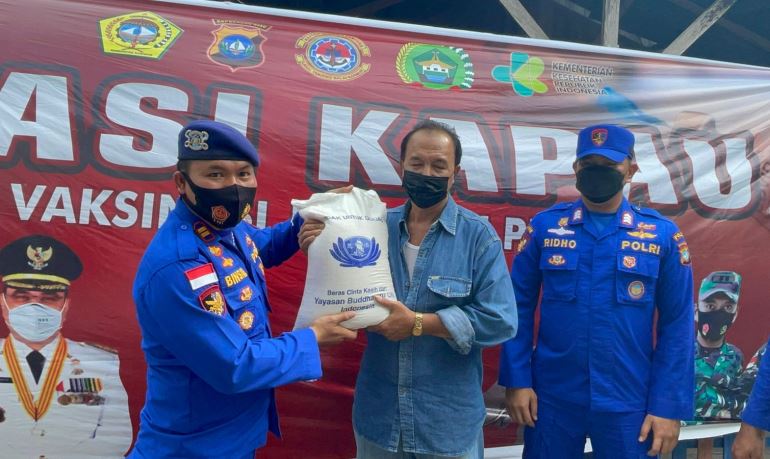 Polres Karimun memberikan satu karung beras seberat 10 kilogram kepada setiap peserta vaksinasi.