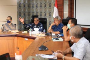 Sekretaris Daerah (Sekda) Kota Batam, Jefridin Hamid, saat memimpin rapat di Ruang Rapat Hang Nadim, Kantor Wali Kota Batam, Kamis (21/10/2021).
