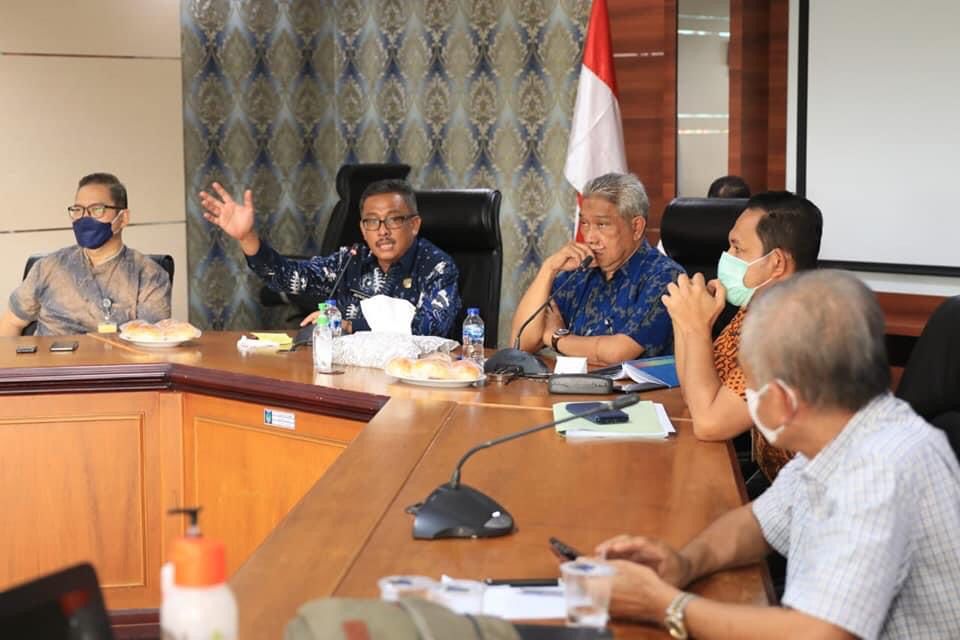Sekretaris Daerah (Sekda) Kota Batam, Jefridin Hamid, saat memimpin rapat di Ruang Rapat Hang Nadim, Kantor Wali Kota Batam, Kamis (21/10/2021).