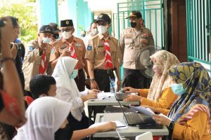 Wakil Wali Kota Batam Amsakar Achmad meninjau vaksinasi di SMP 45 Batam, Sabtu (23/10/2021).