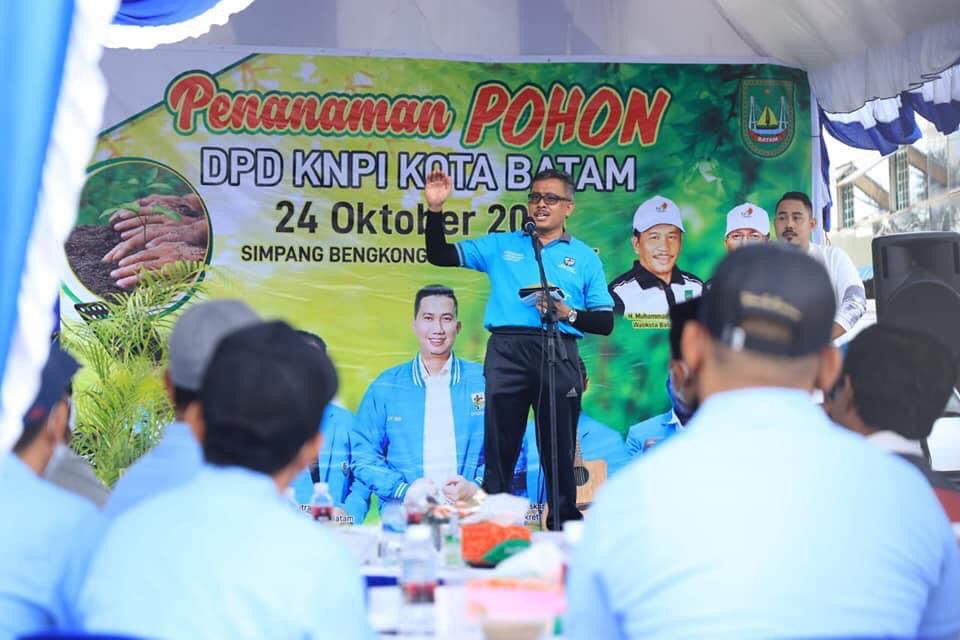 Sekda Kota Batam, Jefridin Hamid, mengikuti Gowes dan Menanam Pohon bersama DPD Komite Nasional Pemuda Indonesia (KNPI) Kota Batam, Minggu (24/10/2021).