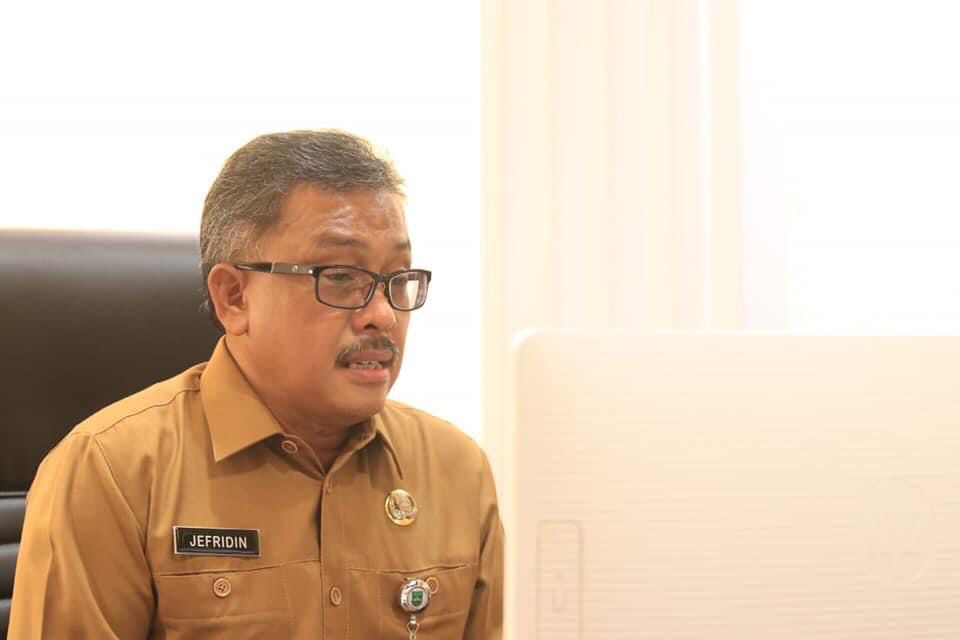 Sekretaris Daerah (Sekda) Kota Batam Jefridin Hamid menghadiri secara virtual Wisuda ke-XXI Politeknik Batam, Selasa (26/10/2021).