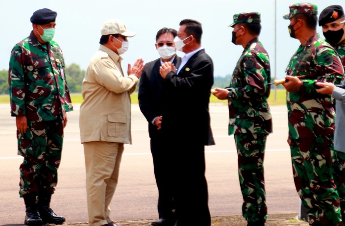 Gubernur Kepulauan Riau Ansar Ahmad mendampingi Menteri Pertahanan RI Prabowo Subianto dalam acara Delivery Upacara Peresmian KRI sekaligus mengukuhkan Komandan KRI Teluk Weda-526 dan KRI Teluk Wondama-527, Selasa (26/10/2021)