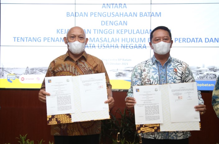 BP Batam menggelar penandatanganan perjanjian kerja sama dengan Kejaksaan Tinggi Kepri tentang penanganan masalah hukum bidang perdata dan tata usaha negara, pada Senin (25/10/2021).