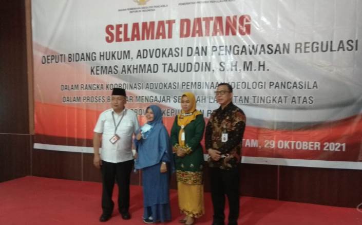 Direktur Advokasi Badan Pembinaan Ideologi Pancasila (BPIP), Fuad Himawan, SH, MM foto bersama Kepala Dinas Pendidikan Kepri Muhammad Dali, MM usai acara sosialisasi Pancasila dijadikan kurikulum, Jumat (29/10).