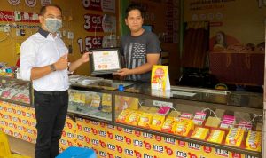 Sales Area Manager Batam, Kuswardono saat mengecek kestabilan jaringan di wilayah Kabil, Nongsa.