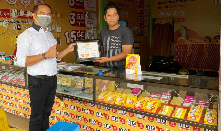 Sales Area Manager Batam, Kuswardono saat mengecek kestabilan jaringan di wilayah Kabil, Nongsa.