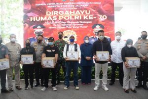 Pemberian bansos secara simbolis kepada awak media RRI Batam, Posmetro Batam, Tribun Batam, Kompas TV, Lengsana, dan media Indonesiatoday.id.