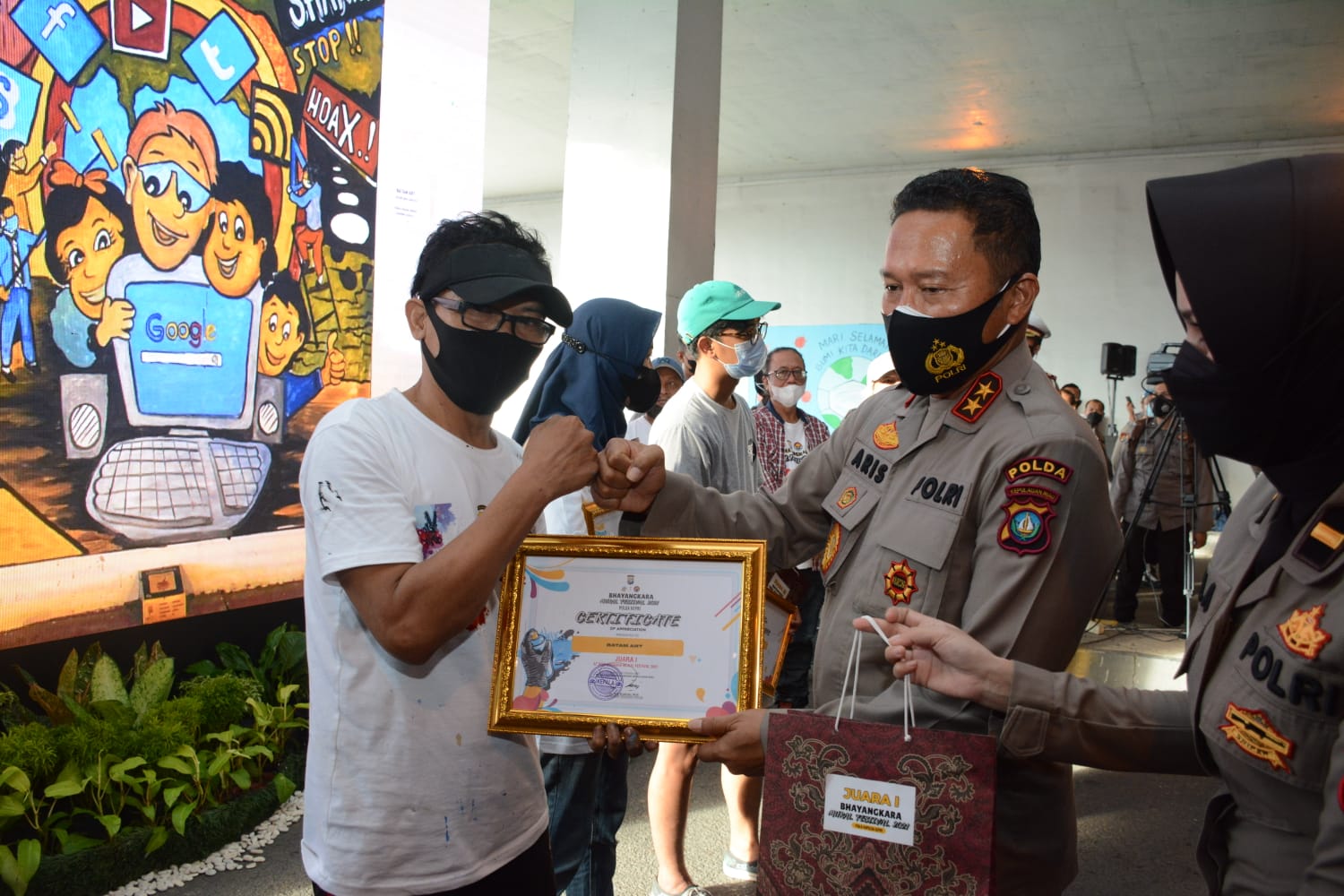 Pemenang dalam Bhayangkara Mural Festival 2021 mendapatkan apresiasi.