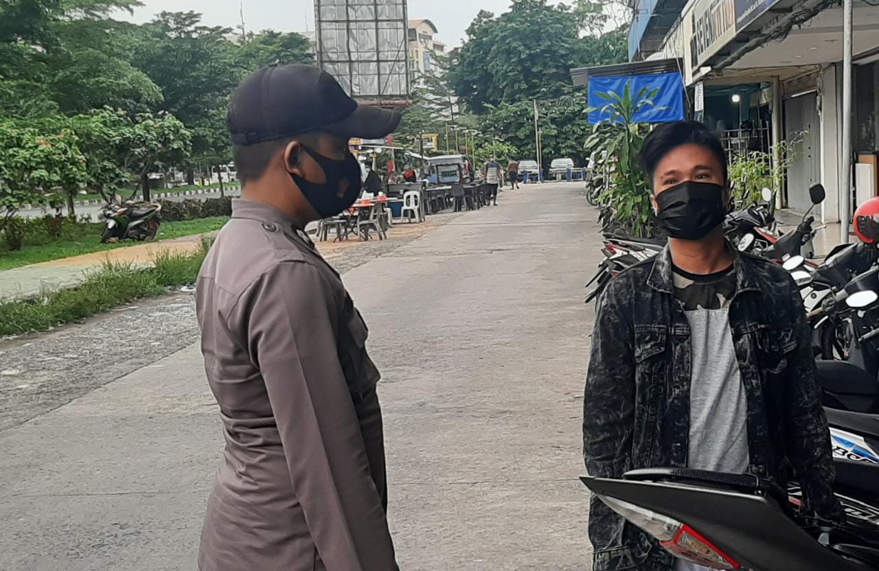 Polsek Lubuk Baja melakukan patroli memantau penerapan protokol kesehatan di pelayanan publik dan tempat keramaian di wilayah Kecamatan Lubukbaja, Minggu (31/10/2021).