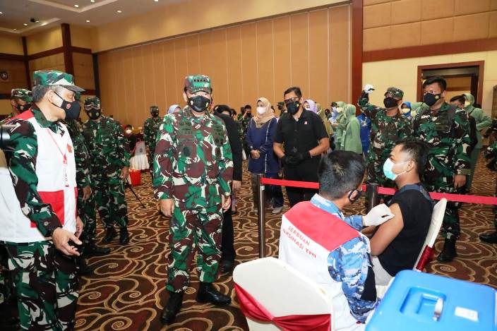 Panglima TNI, Marsekal TNI Hadi Tjahjanto, meninjau vaksinasi massal untuk masyarakat Kota Tanjungpinang dan Kabupaten Bintan, Kepulauan Riau, di Aula Wan Sri Beni, Selasa (12/10/2021).