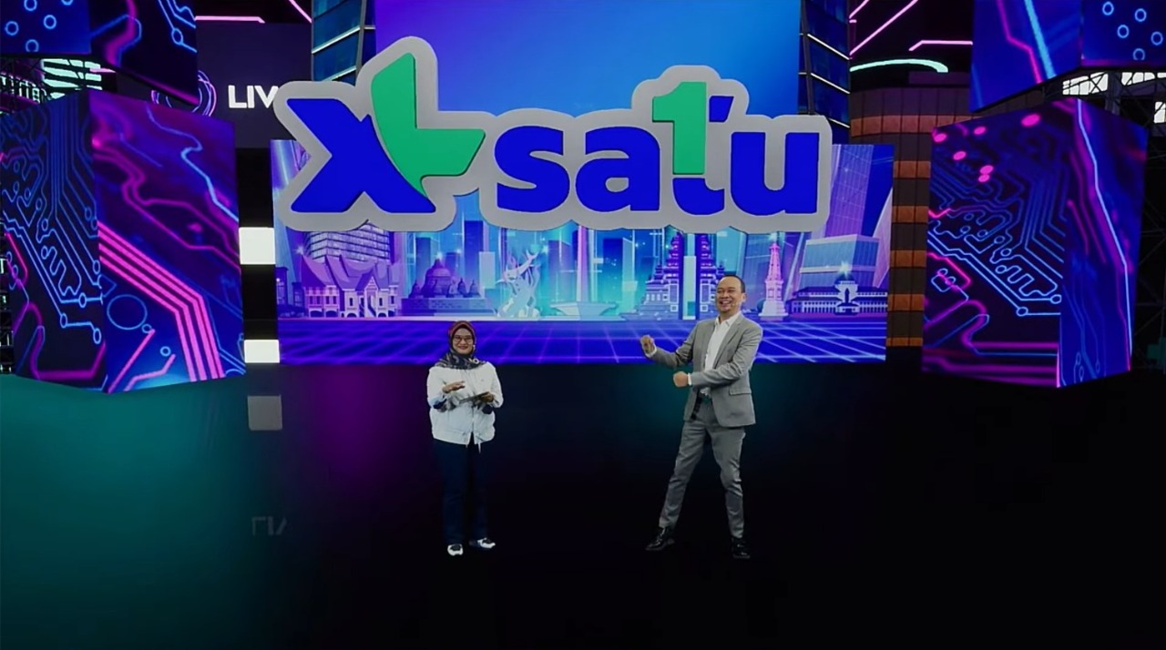 Presiden Direktur & CEO XL Axiata, Dian Siswarini melakukan seremonial peluncuran XL SATU dalam acara perayaan HUT ke-25 XL Axiata yang dilakukan secara daring,Jumat (8/10). XL Axiata terus bertekad mendukung visi pemerintah dalam mewujudkan transformasi digital di Indonesia.