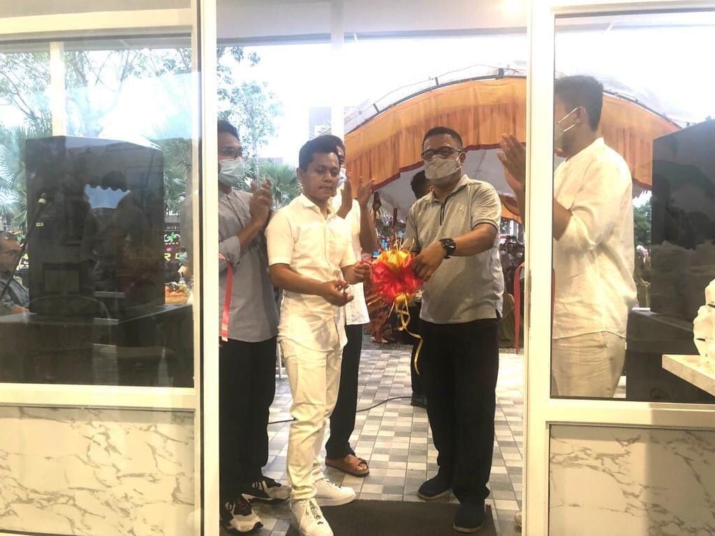 Kepala Dinas Kebudayaan dan Pariwisata (Disbudpar) Kota Batam, Ardiwinata meresmikan Bad Bear Coffee Garden di Komplek Paragon Hill, Batam Center, Minggu (17/10/2021).