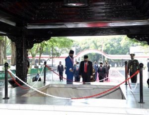 Presiden Jokowi di depan sumur tempat jasad Tujuh Pahlawan Revolusi dimasukkan saat Peristiwa 30 September 1965 atau G30S. Presiden Jokowi di depan sumur tempat jasad Tujuh Pahlawan Revolusi dimasukkan saat Peristiwa 30 September 1965 atau G30S.