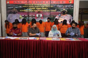 Kasat Reskrim Polresta Barelang Kompol Reza Morandy Tarigan memimpin konferensi pers di di Mapolresta Barelang, Selasa (26/10/2021). Kasat Reskrim Polresta Barelang Kompol Reza Morandy Tarigan memimpin konferensi pers di di Mapolresta Barelang, Selasa (26/10/2021).