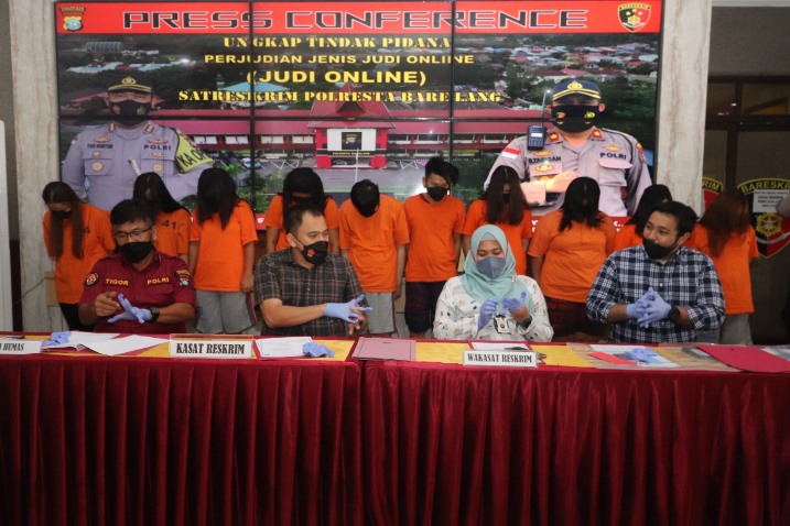 Kasat Reskrim Polresta Barelang Kompol Reza Morandy Tarigan memimpin konferensi pers di di Mapolresta Barelang, Selasa (26/10/2021).