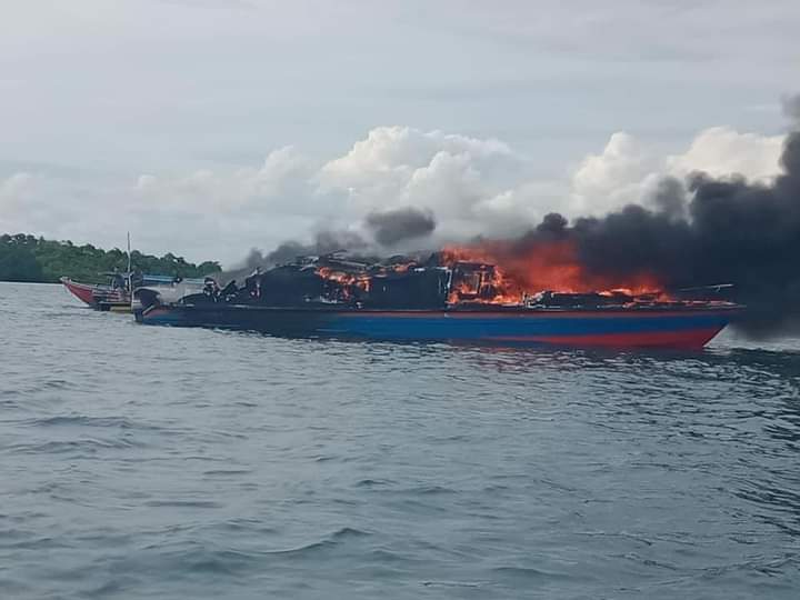 Kapal sayur terbakar