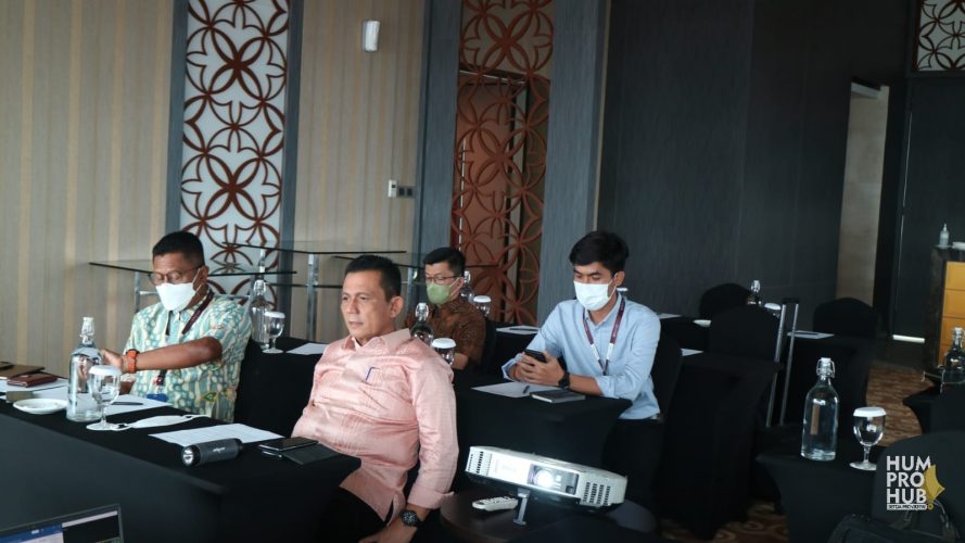 Gubernur Kepri Ansar Ahmad saat menghadiri pertemuan rutin pelaku usaha di dalam kawasan pariwisata Lagoi Bintan melalui video conference, Kamis 18 November 2021.