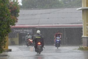 Hujan lebat dari pagi hingga siang pada Senin (1/11/2021) menggenangi sejumlah perumahan warga dan jalan di Kota Tanjungpinang