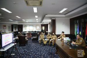 Gubernur Ansar saat rapat bersama Manajemen Republic Polytechnic Singapore melalui video conference dari ruang kerjanya di Dompak, Senin (1/11/2021).