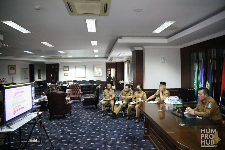 Gubernur Ansar saat rapat bersama Manajemen Republic Polytechnic Singapore melalui video conference dari ruang kerjanya di Dompak, Senin (1/11/2021).