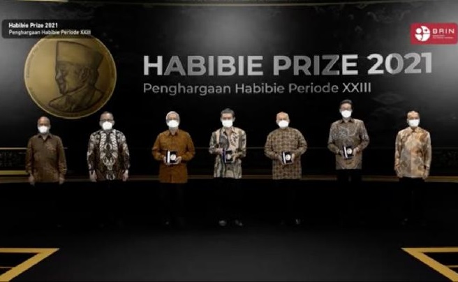 Penerima Habibie Prize bidang Ilmu Dasar yaitu Muhammad Hanafi, Bidang Kedokteran Nicolaas C Budhiparama, Bidang Ilmu Rekayasa Subagyo, dan Bidang Ilmu Kebudayaan yakni Nyoman Nuarta.