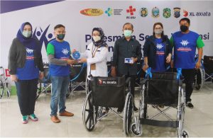 Group Head Corpcomm XL Axiata, Tri Wahyuningsih dan Head of Sustainability & Internal Communication, Andy Satrio Yuddho menyerahkan plakat tanda berakhirnya SVIB di Medan.