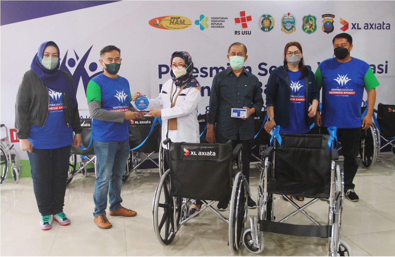 Group Head Corpcomm XL Axiata, Tri Wahyuningsih dan Head of Sustainability & Internal Communication, Andy Satrio Yuddho menyerahkan plakat tanda berakhirnya SVIB di Medan.