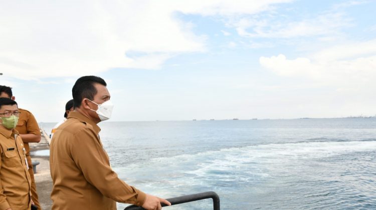 Gubernur Kepulauan Riau Ansar Ahmad bersama Komandan Korem 033/WP Jimmy Ramoz Manalu berkunjung ke Pos TNI AL (Posal) Pulau Nipah, Batam, Senin 15 November 2021.