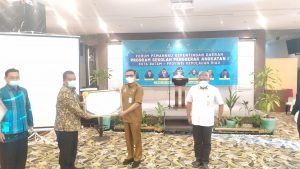 Kepala Dinas Pendidikan Kepulauan Riau, Moh Dali menyerahkan penghargaan Program Sekolah Penggerak kepada pemangku kepentingan daerah.