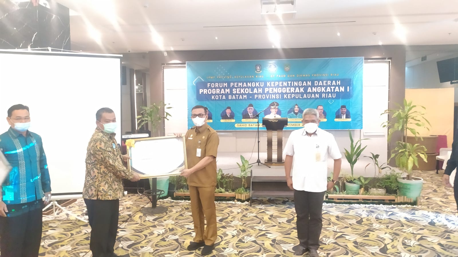 Kepala Dinas Pendidikan Kepulauan Riau, Moh Dali menyerahkan penghargaan Program Sekolah Penggerak kepada pemangku kepentingan daerah.