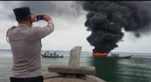 Kapal BBM terbakar di Lingga