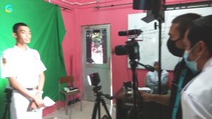 Lutfi saat membuat video bercerita bahasa Jepang yang akan ia kirim pada panitia lomba tingkat nasional./F_gokepri.com