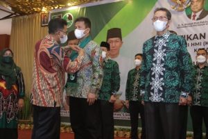 Wali Kota Batam Muhammad Rudi dikukuhkan sebagai anggota kehormatan KAHMI di Hotel Vista Batam, Minggu 28 November 2021.