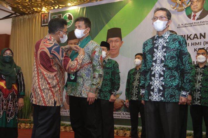 Wali Kota Batam Muhammad Rudi dikukuhkan sebagai anggota kehormatan KAHMI di Hotel Vista Batam, Minggu 28 November 2021.